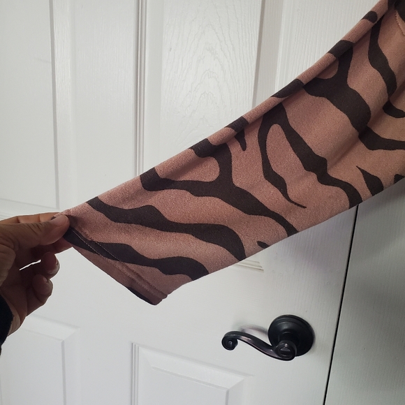 XCVI Animal Print Top Oversized Roomy Baggy Dolman Sleeve V-neck Pullover Large - Picture 4 of 12